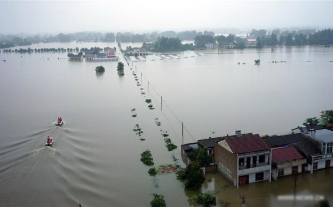 Một ngôi làng chìm trong nước ở tỉnh An Huy - Ảnh: CHINA DAILY