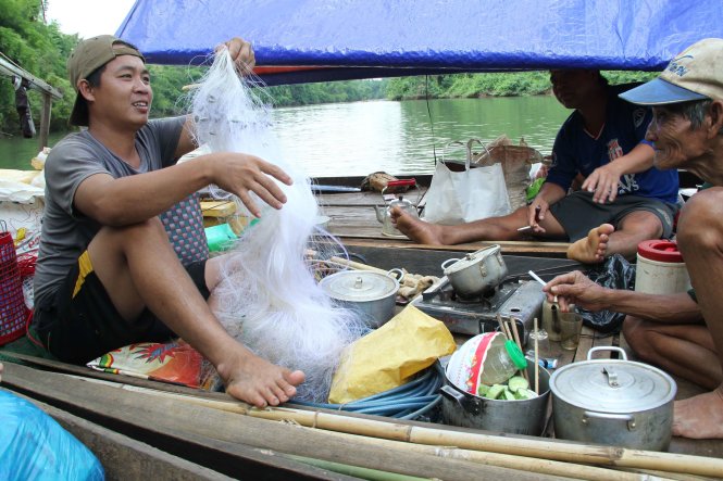 Ngư dân trao đổi kinh nghiệm đánh bắt cá trên sông Bé - Ảnh: Tấn Đức