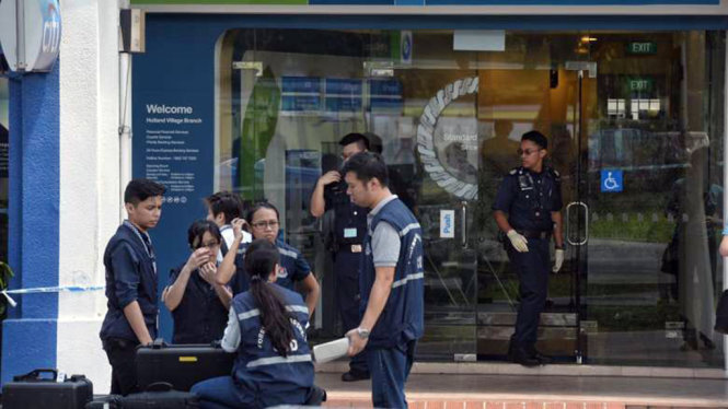Cảnh sát Singapore bên ngoài hiện trường vụ cướp ngân hàng Standard Chartered ngày 7-7. Ảnh: Straitstimes
