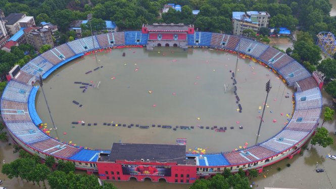 Sân vận động ở Vũ Hán biến thành hồ nước khổng lồ - Ảnh: XINHUA