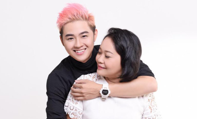 Ca sĩ Thanh Duy và mẹ