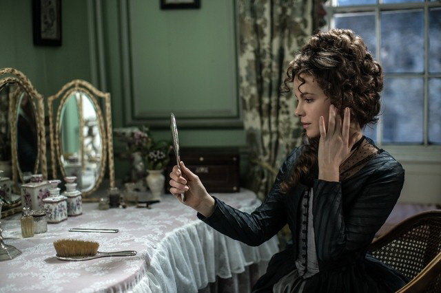 Kate Beckinsale thể hiện thành công chất bi hài trong tiểu thuyết của nữ văn sĩ Jane Austen - Ảnh: Amazon Studios