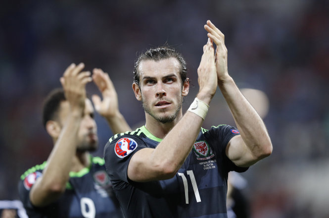 Gareth Bale chia tay người hâm mộ Xứ Wales sau trận thua Bồ Đào Nha - Ảnh: Reuters