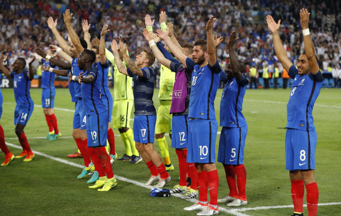 Các cầu thủ Pháp ăn mừng chiến thắng trước Đức. Ảnh: Reuters