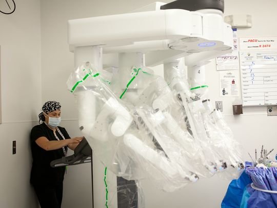 Robot hỗ trợ phẫu thuật từ xa da Vinci đang được đưa đến bàn phẫu thuật