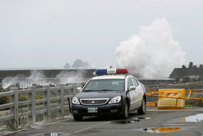 Sóng biển đánh vào bờ tạo thành những cột nước khổng lồ, báo hiệu một trận siêu bão đang ập vào Đài Loan - Ảnh: REUTERS