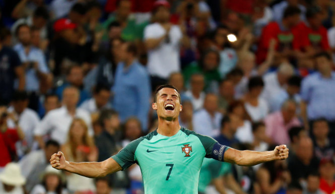 Ronaldo ăn mừng chiến thắng trước Xứ Wales - Ảnh: Reuters
