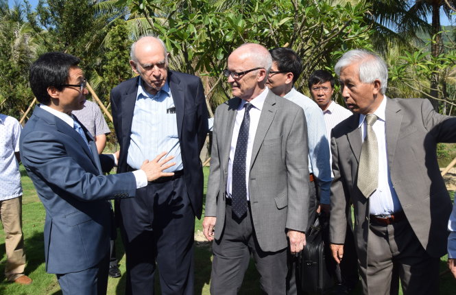 Từ trái qua: Phó thủ tướng Vũ Đức Đam trò chuyện với hai GS đoạt giải Nobel: GS Jerome Friedman và GS Finn Kydland cùng GS Trần Thanh Vân tại Trung tâm ICISE, Bình Định - Ảnh: TRƯỜNG ĐĂNG