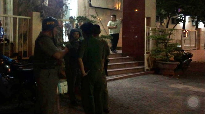 Lực lượng chức năng túc trực bên ngoài bệnh viện Sài Gòn - Ảnh: P.K.