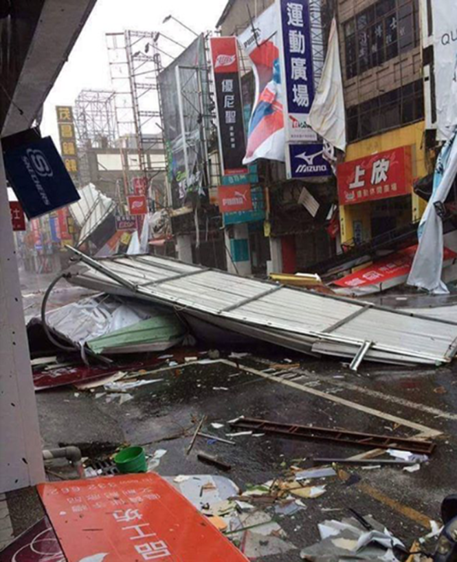 Một góc phố tan hoang sau bão Nepartak - Ảnh: Weather.com