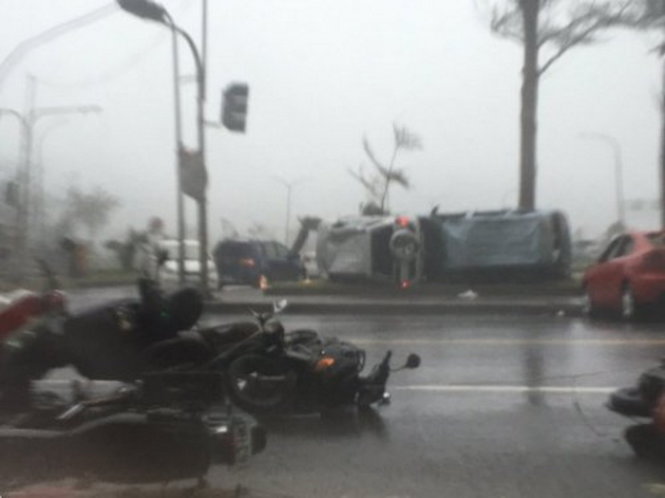 Xe máy đổ ngổn ngang ở quận Taitung, Đài Loan trong cơn bão - Ảnh: James Reynolds