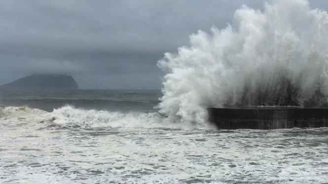Sóng biển ập vào bờ ở Đài Loan trước khi bão đổ bộ - Ảnh: AP