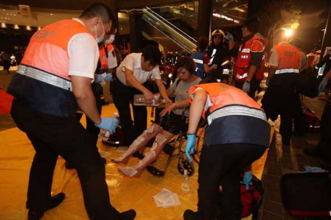 Nhân viên cấp cứu đưa một hành khách bị thương ra ngoài - Ảnh: THE CHINA POST