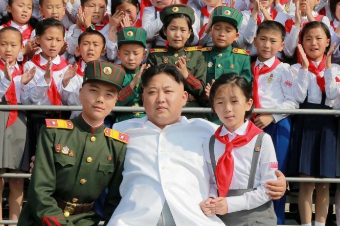 Lãnh đạo Triều Tiên Kim Jong Un cùng các thiếu nhi tham gia đồng diễn lễ kỉ niệm 70 năm thành lập Liên đoàn Thiếu nhi Triều Tiên - Ảnh: KCNA