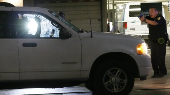 Cảnh sát Mỹ chặn một chiếc xe để kiểm tra, tìm kẻ khả nghi - Ảnh: AP