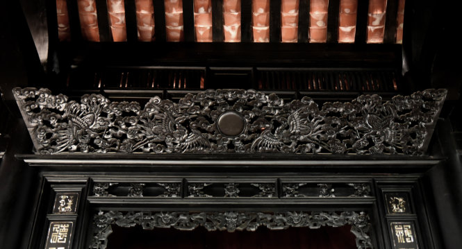 Phần cửa khám trên án thờ được chạm khắc tinh xảo như mỹ thuật bên trong cung đình triều Nguyễn - Ảnh: HỮU THUẬN