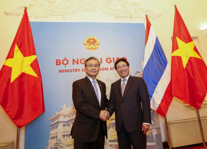 Phó Thủ tướng, Bộ trưởng Bộ Ngoại giao Phạm Bình Minh (phải) bắt tay tân Ngoại trưởng Thái Lan Don Pramudwinai tại Hà Nội ngày 12-7 - Ảnh: VIỆT DŨNG
