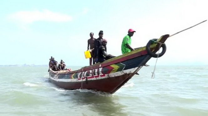Một chiếc tàu đánh cá bằng gỗ nhỏ bé của ngư dân Guinea - Ảnh: BBC