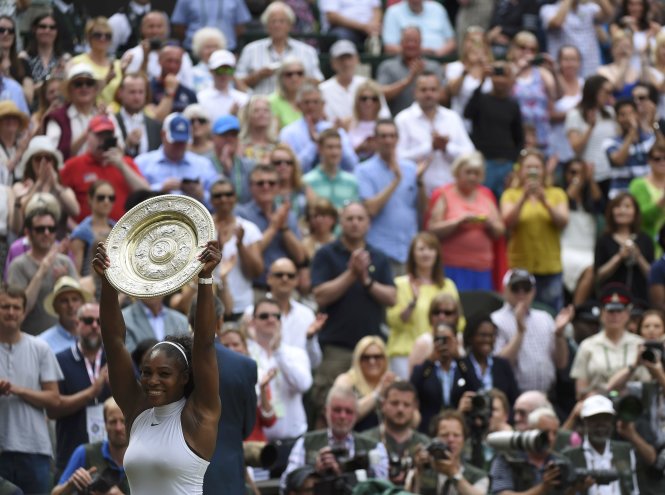 Serena nâng cao chức vô địch Wimbledon 2016. Ảnh: Reuters