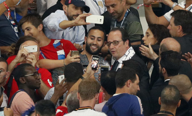 Tổng thống Pháp François Hollande chụp hình với CĐV trên khán đài -      Ảnh: Reuters