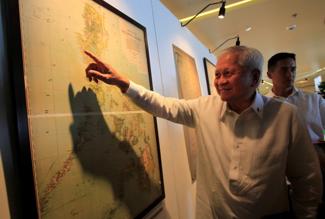Ngoại trưởng Philippines Albert Del Rosario (thời năm 2014) giới thiệu bản đồ cổ tại ĐH Thiên Chúa giáo ở Manila tháng 9-2014 để tuyên truyền về cuộc chiến pháp lý của Philippines - Ảnh: Reuters
