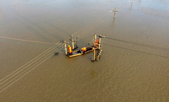 Trung Quốc đang lo bão sẽ khiến tình hình lũ lụt ở nước này thêm trầm trọng. Trong ảnh là cảnh ngập lũ ở Xuancheng, tỉnh An Huy - Ảnh: Reuters