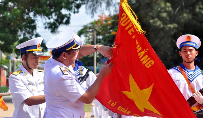 Chuẩn đô đốc Phạm Hoài Nam- Tư lệnh Quân chủng Hải quân (bìa phải) trao Huân chương Bảo vệ Tổ quốc hạng Nhất cho chỉ huy Lữ đoàn 171 - Ảnh: Đông Hà.