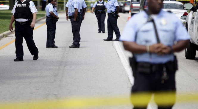 Chỉ trong 24 giờ, đã có 14 cảnh sát bị bắn tại Mỹ - Ảnh: Reuters