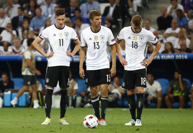 Bóng đá Đức quá thừa những tiền vệ tấn công như Draxler (trái) hay Kroos nhưng lại thiếu chân sút giỏi - Ảnh: Reuters