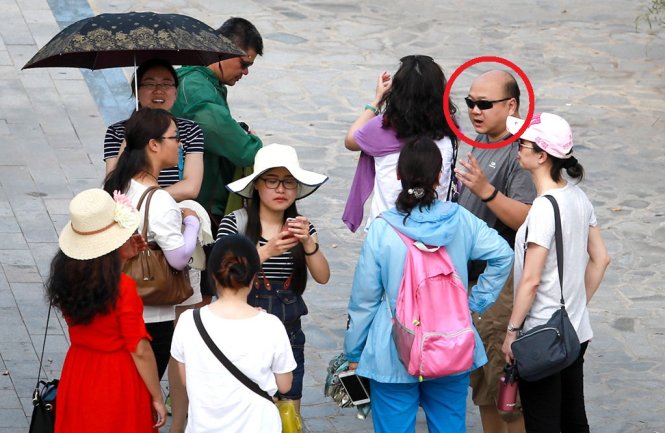 Hướng dẫn viên “chui” người Trung Quốc (thứ hai từ phải qua) hướng dẫn đoàn khách tại khu vực Nhà thờ Núi, TP Nha Trang, Khánh Hòa chiều 8-7 - Ảnh: TIẾN THÀNH