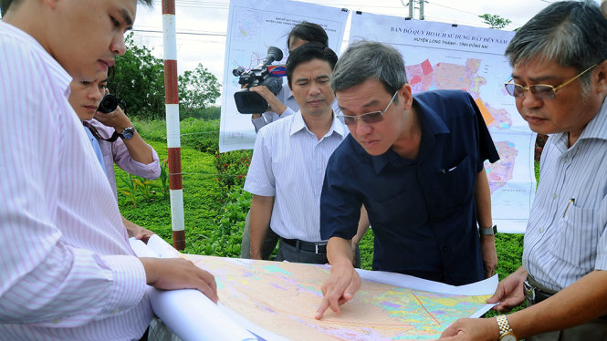 Ông Đinh Quốc Thái - chủ tịch UBND tỉnh Đồng Nai xem bản đồ quy hoặc Sân bay quốc tế Long Thành - Ảnh: A Lộc