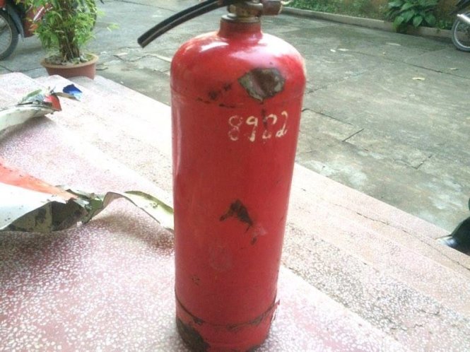 Chiếc bình chữa cháy nghi của máy bay CASA 212 mà ngư dân xã Hoằng Trường vớt ở biển gần đảo Bạch Long Vĩ-Ảnh người dân Hoằng Trường cung cấp