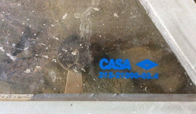 Mảnh cửa kính ghi “CASA 212-21000-03.4” được ngư dân xã Hoằng Trường vớt ngoài khơi gần đảo Bạch Long Vĩ - Ảnh người dân Hoằng Trường cung cấp