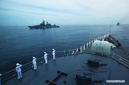Lính hải quân Trung Quốc trên boong tàu tru trục có tên lửa dẫn đường Thẩm Dương - Ảnh: www.news.cn