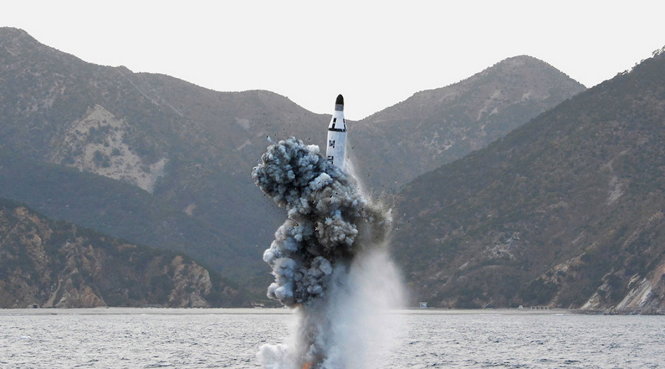 Yonhap dẫn nguồn tin quân đội Hàn Quốc nói Triều Tiên vừa thử một tên lửa đạn đạo phóng từ tàu ngầm - Ảnh: Reuters