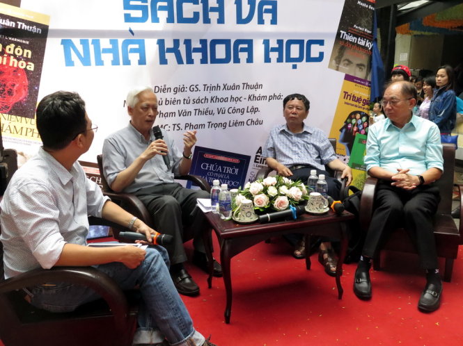 GS Trịnh Xuân Thuận (thứ 2 từ trái) đang cùng các nhà vật lý Phạm Văn Thiều, Vũ Công Lập giao lưu cùng bạn đọc. Ảnh: L.Điền