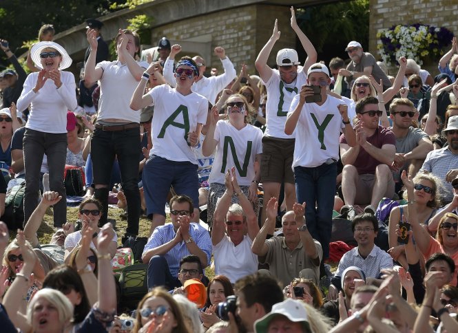 Andy Murray được đông đảo cổ động viên nhà ủng hộ. Ảnh: REUTERS