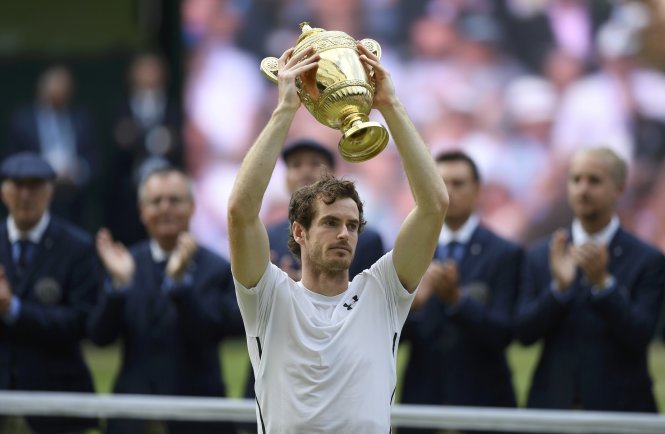Murray nâng cao chức vô địch Wimbledon 2016. Ảnh: Reuters