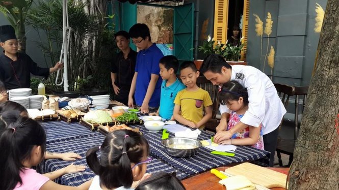 Đầu bếp Nguyễn Thanh Cường hướng dẫn các bé nấu ăn tại lớp học miễn phí của anh - Ảnh: Facebook THANH CƯỜNG