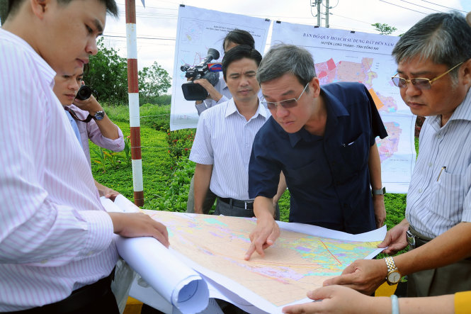 Ông Đinh Quốc Thái, chủ tịch UBND tỉnh Đồng Nai, xem bản đồ quy hoạch sân bay quốc tế Long Thành - Ảnh: A LỘC