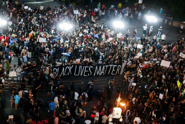 Đám đông biểu tình tại thành phố New York đêm ngày 9-7 - Ảnh: Reuters