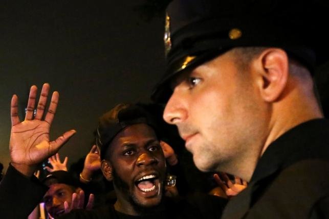 Một người biểu tình hét vào mặt cảnh sát trong cuộc biểu tình tại thành phố New York - Ảnh: Reuters