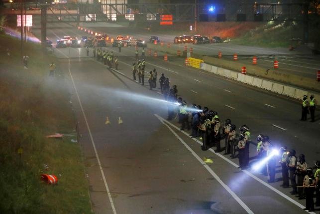 Cảnh sát tại St. Paul, bang Minnesota lập hàng rào, ngăn người biểu tình tràn vào Xa lộ 94 - Ảnh: Reuters