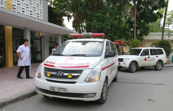 Những chiếc xe cấp cứu từ tuyến dưới đỗ trước sảnh Bệnh viện Nhi trung ương để di chuyển bệnh nhân - Ảnh: NAM TRẦN
