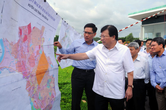 Phó thủ tướng Trịnh Đình Dũng xem bản đồ quy hoạch sử dụng đất tại vùng quy hoạch sân bay quốc tế Long Thành (ảnh chụp sáng 9-7-2016) - Ảnh: A LỘC