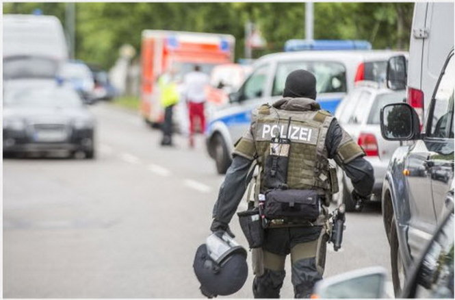 Một cảnh sát thuộc lực lượng phản ứng đặc biệt có mặt tại hiện trường khu vực phía đông thành phố Stuttgart - Ảnh:  7aktuell.de/Adomat