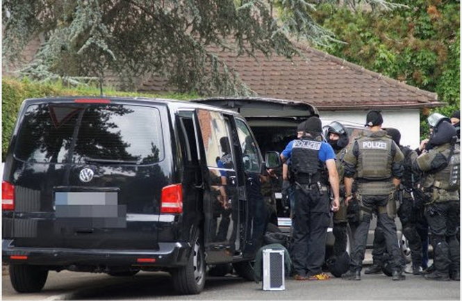 Cảnh sát và lực lượng đặc biệt chuẩn bị cho kế hoạch tiếp cận tòa nhà, nơi tay súng đang bên trong - Ảnh: SDMG/stuttgarter-nachrichten.de