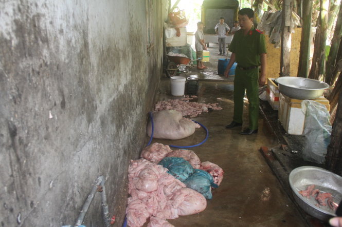 Lực lượng cảnh sát môi trường Đà Nẵng bắt quả tang một cơ sở kinh doanh buôn bán mở bẩn tại Hòa Khánh Nam, Liên Chiểu, Đà Nẵng  - Ảnh: ĐOÀN CƯỜNG