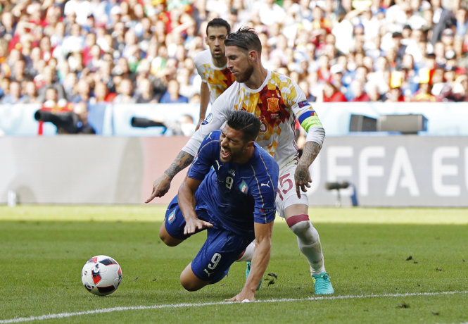 Ramos bất lực trong việc theo kèm Pelle trong trận tứ kết Euro 2016. Ảnh: REUTERS