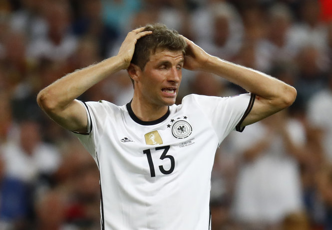 Thomas Muller ôm đầu thất vọng về màn trình diễn của anh tại Euro 2016. Ảnh: REUTERS